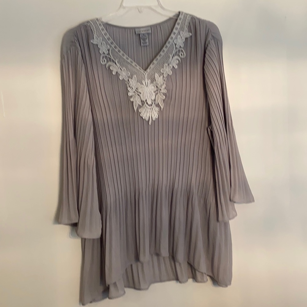 Catherine’s grey and silver blouse Size 3X -26/28W